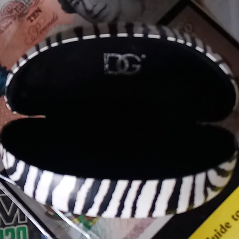 DG glasses holder